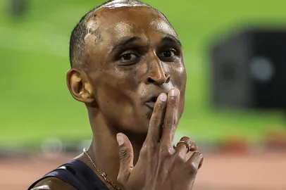 Brazil's Alison dos Santos celebrates after finishing first in the men's 400m hurdles final race during the IAAF Diamond League competition on May 10, 2024 at the Suheim Bin Hamad Stadium in the Qatari capital Doha. (Photo by KARIM JAAFAR / AFP)Editoria: SPOLocal: DohaIndexador: KARIM JAAFARSecao: athletics, track and fieldFonte: AFPFotógrafo: STR<!-- NICAID(15806524) -->