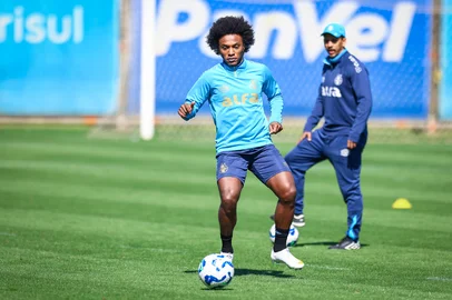 RS - FUTEBOL/ TREINO GREMIO 2025 - ESPORTES - Jogadores do Gremio realizam treino tÃ©cnico durante a manha deste domingo, no CT Luiz Carvalho, na preparaÃ§Ã£o para a partida valida pelo Campeonato Brasileiro 2025. Na foto, Willian. FOTO: LUCAS UEBEL/GREMIO FBPA<!-- NICAID(16119932) -->