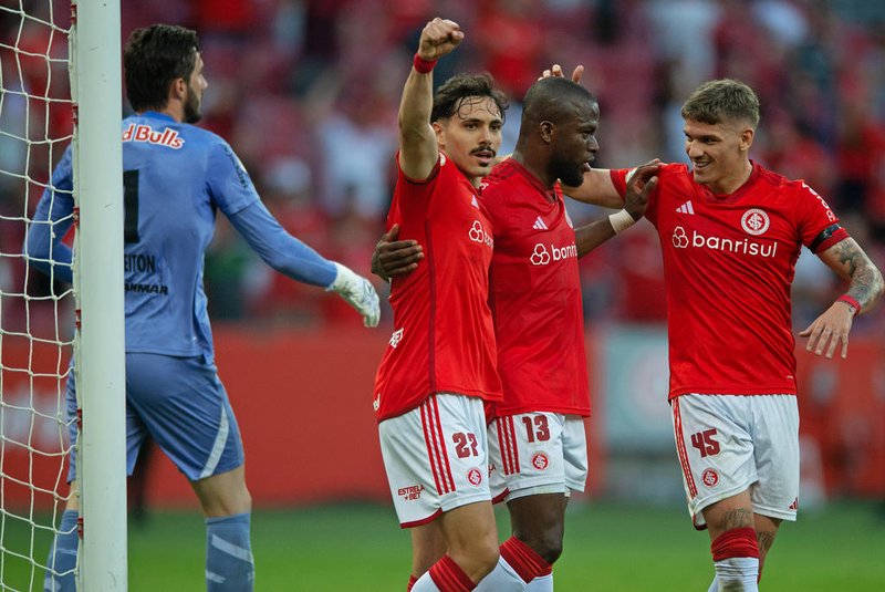 Campeonato Brasileiro 2023  RS - BRASILEIRÃO/INTERNACIONAL X RED BULL BRAGANTINO - ESPORTES - Enner Valencia (13), jogador do Internacional, comemora após marcar seu gol   durante partida contra o Bragantino, no estádio Beira-Rio, em Porto Alegre (RS),   válida pela 35ª rodada do Brasileirão Série A 2023, neste domingo, 26.   26/11/2023 - Foto: MAX PEIXOTO/DIA ESPORTIVO/ESTADÃO CONTEÚDOEditoria: ESPORTESLocal: PORTO ALEGREIndexador: MAX PEIXOTOFonte: DiaEsportivoFotógrafo: DIA ESPORTIVO<!-- NICAID(15609388) -->