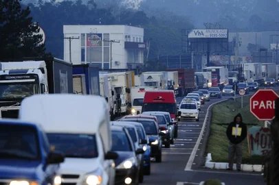 ARACICÁ, RS, BRASIL, 22-05-2018. Caminhoneiros fazem novos bloqueios em rodovias do RS nesta terça-feira. Categoria protesta contra o aumento no preço de combustíveis por todo o país . Em Araricá, manifestantes fizeram queima de pneus, e é registrada uma grande fila de caminhões no acostamento(RONALDO BERNARDI/AGÊNCIA RBS)<!-- NICAID(13560165) -->