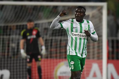 Atletico Nacional's forward #19 Kevin Viveros celebrates scoring his team's first goal during the Copa Libertadores group stage first round football match between Colombia's Atletico Nacional and Brazil's Internacional at the Atanasio Girardot stadium in Medellin, Antioquia department, Colombia, (Photo by Jaime SALDARRIAGA / AFP)Editoria: SPOLocal: MedellínIndexador: JAIME SALDARRIAGASecao: soccerFonte: AFPFotógrafo: STR<!-- NICAID(16033529) -->