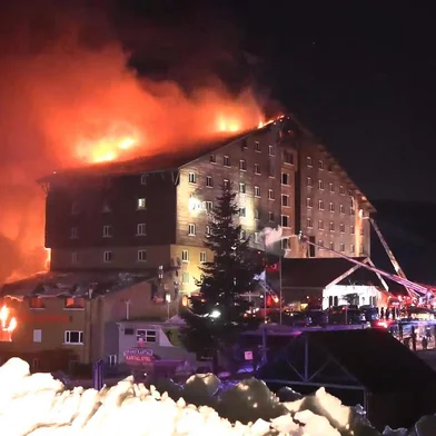21 de janeiro de 2025  incêndio no quarto andar do hotel de 11 andares no resort de esqui Kartalkaya, em Bolu. Um incêndio irrompeu na manhã de 21 de janeiro de 2025, em um hotel em um popular resort de esqui turco na província central de Bolu, matando 10 pessoas e ferindo 32, disse o ministro do interior. <!-- NICAID(15957876) -->