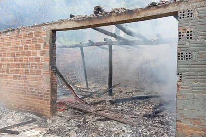 3ª Companhia de Bombeiros Militar (3ªCiaBM) de Bento Gonçalves / Divulgação Incêndio destrói residência no interior de Pinto Bandeira.<!-- NICAID(16205219) -->