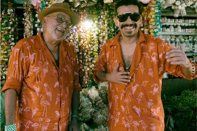Atividades compõem o projeto Sonora Brasil 2025 O projeto Sonora Brasil chega à Caxias do Sul com os músicos paraenses Manoel Cordeiro e Felipe Cordeiro, respectivamente pai e filho. Os artistas apresentam uma palestra com o tema “Guitarrada Paraense”, hoje, dia 11 de agosto, às 19h, no Teatro do Sesc Caxias do Sul (Rua Moreira Cesar, 2462). As inscrições são gratuitas e podem ser feitas pelo e-mail culturacaxias@sesc-rs.com.br.Amanhã, 12 de agosto, às 20h, os artistas sobem ao palco para um show trazendo a fusão de ritmos amazônicos como guitarrada, lambada, carimbó à música eletrônica e pop. Os ingressos estão à venda em www.sesc-rs.com.br/espetaculosculturais, por R$ 10 para usuários da Credencial Sesc, R$ 15 para beneficiários da meia-entrada e R$ 30 para público geral.<!-- NICAID(16099017) -->