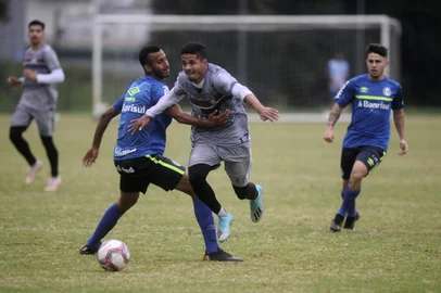 CAXIAS DO SUL, RS, BRASIL, 21/067/2021 - Caxias realizou jogo-treino, nesta segunda-feira (21), contra o Grêmio sub-20, no CT Baixada-rubra. (Marcelo Casagrande/Agência RBS)<!-- NICAID(14814680) -->