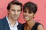 -US actress and guest of honour Halle Berry (R) poses with her fiance, French actor Olivier Martinez, on June 13, 2013 during a photocall upon their arrival for the "Toiles enchantees" event, as part of the Champs-Elysees film Festival in Paris. Toiles enchantees is a French NGO which aims to show films to children hospitalized for long periods of time.  AFP PHOTO / PIERRE ANDRIEU (Photo by PIERRE ANDRIEU / AFP)Editoria: ACELocal: ParisIndexador: PIERRE ANDRIEUSecao: cinemaFonte: AFPFotógrafo: STF<!-- NICAID(15519107) -->