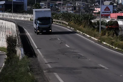 CAXIAS DO SUL, RS, BRASIL, 20/07/2022 - Fotos de trecho da RS 122, entre Caxias e Farroupilha. Trecho com mais problemas vai até o viaduto torto.  (Marcelo Casagrande/Agência RBS)<!-- NICAID(15153965) -->