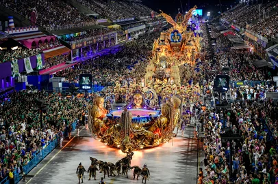 O carnaval carioca do ano que vem poderá ter a contribuição de um grupo de compositores caxienses. A letra, escrita por Pedro Rosa, Germano Weirich, João Seben, Ivan da Silva, Jean Cléber e Joel Viana, concorre em três etapas para ser a representante gaúcha na escolha do samba de 2026.<!-- NICAID(16102724) -->