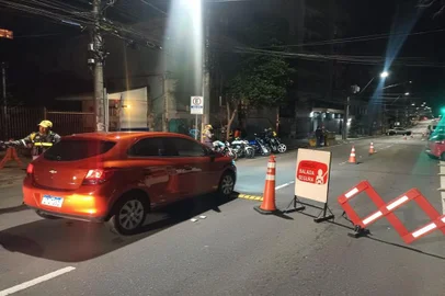 Motorista de Caxias do Sul tenta fugir de blitz da Balada Segura pela contramão e acaba autuado <!-- NICAID(15795834) -->