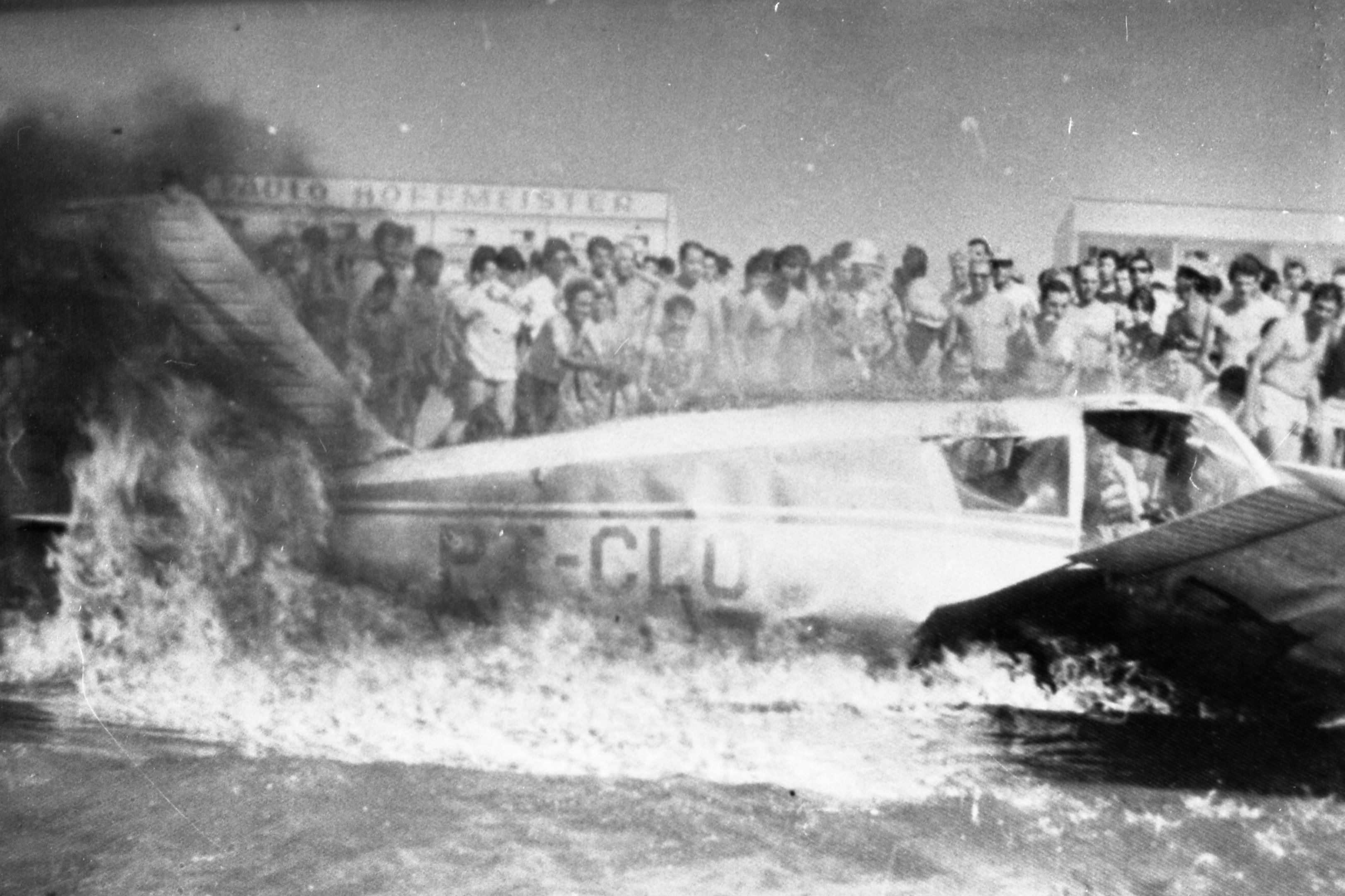 H&aacute; quase 60 anos, queda de avi&atilde;o &agrave; beira-mar em Tramanda&iacute; deixou mortos e feridos: "Era muito sangue"