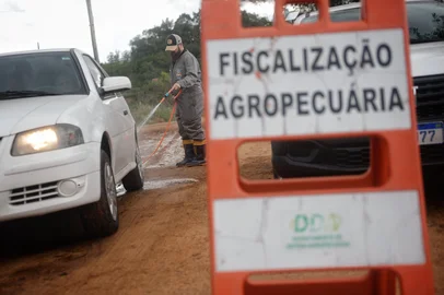 Montenegro, RS, Brasil, 18-05-2025: Barreira sanitária na Estrada Fulviana. Registro de gripe aviária em granja comercial. Foto: Mateus Bruxel / Agencia RBS<!-- NICAID(16040073) -->