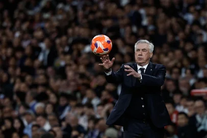 Real Madrid's Italian coach Carlo Ancelotti catches the ball during the Spanish league football match between Real Madrid CF and RCD Mallorca at the Santiago Bernabeu Stadium in Madrid, on May 14, 2025. (Photo by Pierre-Philippe MARCOU / AFP)<!-- NICAID(16041293) -->
