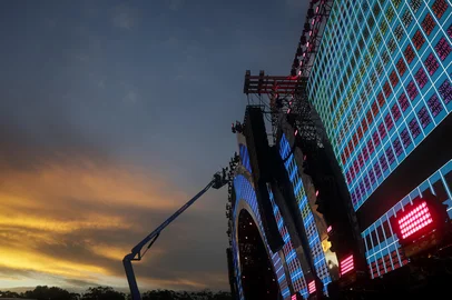 XANGRI-LÁ, RS, BRASIL, 29-01-2026: Montagem do palco do Planeta Atlântida 2026. A edição dos 30 anos do Planeta Atlântida acontece nos dias 30 e 31 de janeiro, na Saba, em Atlântida. Foto: Mateus Bruxel/Agência RBSIndexador: MATEUS BRUXEL<!-- NICAID(16214550) -->
