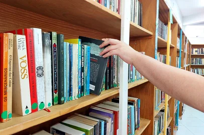 Biblioteca Municipal Arno Viuniski de Passo Fundo<!-- NICAID(15705999) -->