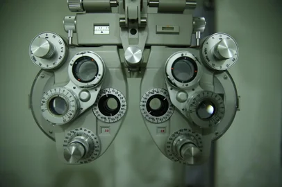 PORTO ALEGRE, RS, BRASIL, 24/10/2016 : Guia para escolha correta de óculos. Na imagem, a coordenadora da oftalmologia do Hospital Moinhos de Vento, doutora Caroline Fabris. (FOTO: CAMILA DOMINGUES/ESPECIAL)<!-- NICAID(12523247) -->