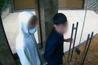 Polícia investiga dupla que furtou em edifício se passando por filhos de morador, no bairro Bela Vista, em Porto Alegre. - Foto: Câmera de Segurança/Reprodução<!-- NICAID(15880277) -->