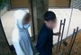 Jovens entram em prédio no bairro Bela Vista, em Porto Alegre, e furtam joia e arma; veja vídeo