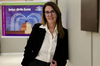 PORTO ALEGRE, RS, BRASIL, 22-07-2025: A escritora e cronista Martha Medeiros é anunciada como a patrona da 71ª Feira do Livro de Porto Alegre, que acontecerá na Praça da Alfândega. Esta será a primeira vez que ela ocupará o posto máximo do evento literário mais tradicional da capital gaúcha. Foto: Jefferson Botega/Agência RBSIndexador: jeff botega<!-- NICAID(16085322) -->