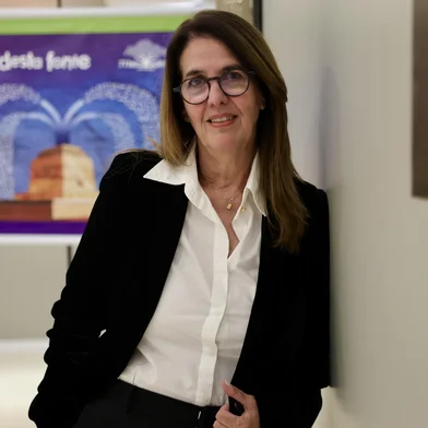PORTO ALEGRE, RS, BRASIL, 22-07-2025: A escritora e cronista Martha Medeiros é anunciada como a patrona da 71ª Feira do Livro de Porto Alegre, que acontecerá na Praça da Alfândega. Esta será a primeira vez que ela ocupará o posto máximo do evento literário mais tradicional da capital gaúcha. Foto: Jefferson Botega/Agência RBSIndexador: jeff botega<!-- NICAID(16085322) -->