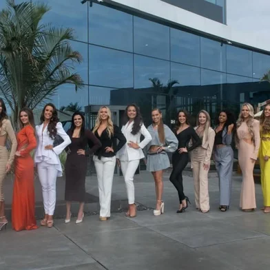 A Miss Universe Rio Grande do Sul 2026, que representará o Estado no Miss Brasil do próximo ano, será escolhida na noite deste domingo (25). A grande final ocorrerá no Teatro AMRIGS, em Porto Alegre, às 20h.O evento terá a presença de convidados e é aberto ao público. Os ingressos estão à venda por R$ 250 e estão disponíveis no Instagram do Miss Universe RS neste link. Também haverá transmissão ao vivo pelo YouTube, no canal do concurso.<!-- NICAID(16044792) -->