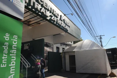 CAXIAS DO SUL, RS, BRASIL (25/05/2021)Prefeitura de Caxias do Sul monta novamente tenda em frente à UPA Central. Desta vez, estrutura servirá apenas como sala de espera contra o frio. (Antonio Valiente/Agência RBS)<!-- NICAID(14792032) -->