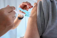 A Campanha da Vacinação que iniciou no dia 28 de março segue em Caxias do Sul. No final da tarde de segunda-feira (13/04) o Município recebeu mais um lote com 34 mil imunizantes do Estado. As doses já estão sendo distribuídas, gradativamente, entre as Unidades Básicas de Saúde (UBSs) que estão em falta e nas do interior que ainda não haviam recebido a vacina contra a gripe (Influenza). Portanto, as 48 UBSs seguirão ofertando as imunizações que contemplam tanto o calendário de rotina, quanto a vacina da gripe para grupos prioritários<!-- NICAID(16268148) -->