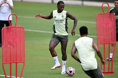 Real Madrid's Brazilian forward #07 Vinicius Junior controls the ball during a training session at the Gardens North County District Park, Palm Beach Gardens, Florida on June 17, 2025, ahead of the Club World Cup 2025 football match between Spain's Real Madrid and Saudi Arabia's Al-Hilal. (Photo by CHANDAN KHANNA / AFP)<!-- NICAID(16062406) -->