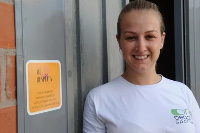 FARROUPILHA, RS, BRASIL (14/01/2022)No combate a violência contra mulher, Farroupilha treina representantes de estabelecimentos e adere a campanha Me Respeita Lojas, bares, casas noturnas e empresas receberam o selo que identifica o espaço como um local onde vítimas podem encontrar ajuda. Na foto, Patrícia Bresolin, 30 anos, empresária. (Antonio valiente/Agência RBS)<!-- NICAID(14989962) -->