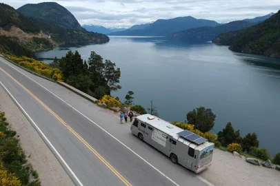 Dalcio Conceição de Araujo e Marilda Beregula de Araujo, do motor home Jabuti, na região dos Sete Lagos em Junin de los Andes, na Arrgentina<!-- NICAID(15665633) -->