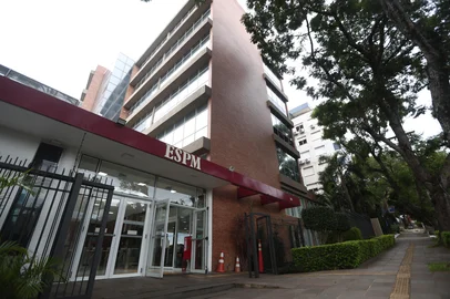 Porto Alegre, RS, BrasilEMpresa compra prédios da ESPM que está encerrando cursos de graduação.<!-- NICAID(15970358) -->