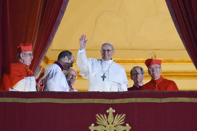 Argentina's Jorge Bergoglio, elected Pope Francis I (C) waves from the window of St Peter's Basilica's balcony after being elected the 266th pope of the Roman Catholic Church on March 13, 2013 at the Vatican.      AFP PHOTO / VINCENZO PINTOEditoria: RELLocal: Vatican CityIndexador: VINCENZO PINTOSecao: religious leaderFonte: AFPFotógrafo: STF<!-- NICAID(9182982) -->