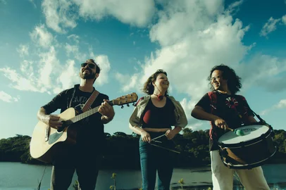 O projeto Xêro de Fulô na Caxias do Sol, que durante o verão percorreu praças e parques de Caxias do Sul com shows gratuitos de forró, vai encerrar com um espetáculo especial. O evento ocorre no Teatro do Sesc, na próxima quarta-feira, dia 26 de março, a partir das 20h, com entrada franca. No evento o trio caxiense apresentará seu repertório recheado de canções consagradas do forró, contando ainda com músicos convidados. <!-- NICAID(16000991) -->