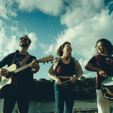 O projeto Xêro de Fulô na Caxias do Sol, que durante o verão percorreu praças e parques de Caxias do Sul com shows gratuitos de forró, vai encerrar com um espetáculo especial. O evento ocorre no Teatro do Sesc, na próxima quarta-feira, dia 26 de março, a partir das 20h, com entrada franca. No evento o trio caxiense apresentará seu repertório recheado de canções consagradas do forró, contando ainda com músicos convidados. <!-- NICAID(16000991) -->