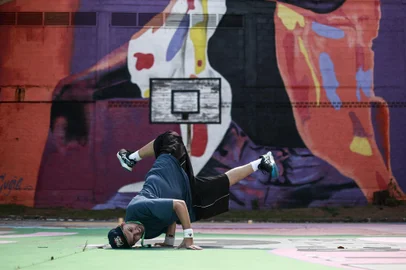 RS, BRASIL - 2024.01.12 - Reportagem em série sobre esportes Olímpicos praticados no RS. Em Porto Alegre, no Museu do Hip Hop, B-Boy Billy Anderson e Claudisseia praticam Breaking, novidade olímpica em Paris 2024. (Foto: André Ávila/ Agência RBS)<!-- NICAID(15652782) -->