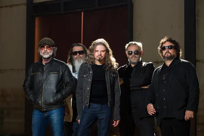 Em novembro, a banda reestreou a nova formação, Frank Jorge, o bateirista Alexandre Barea e Humberto Pettineli (teclado). Soma-se ao grupo, o vocalista Evandro Vandu, morador de Lagoa Vermelha e o guitarrista Vince Velvet.<!-- NICAID(16366057) -->