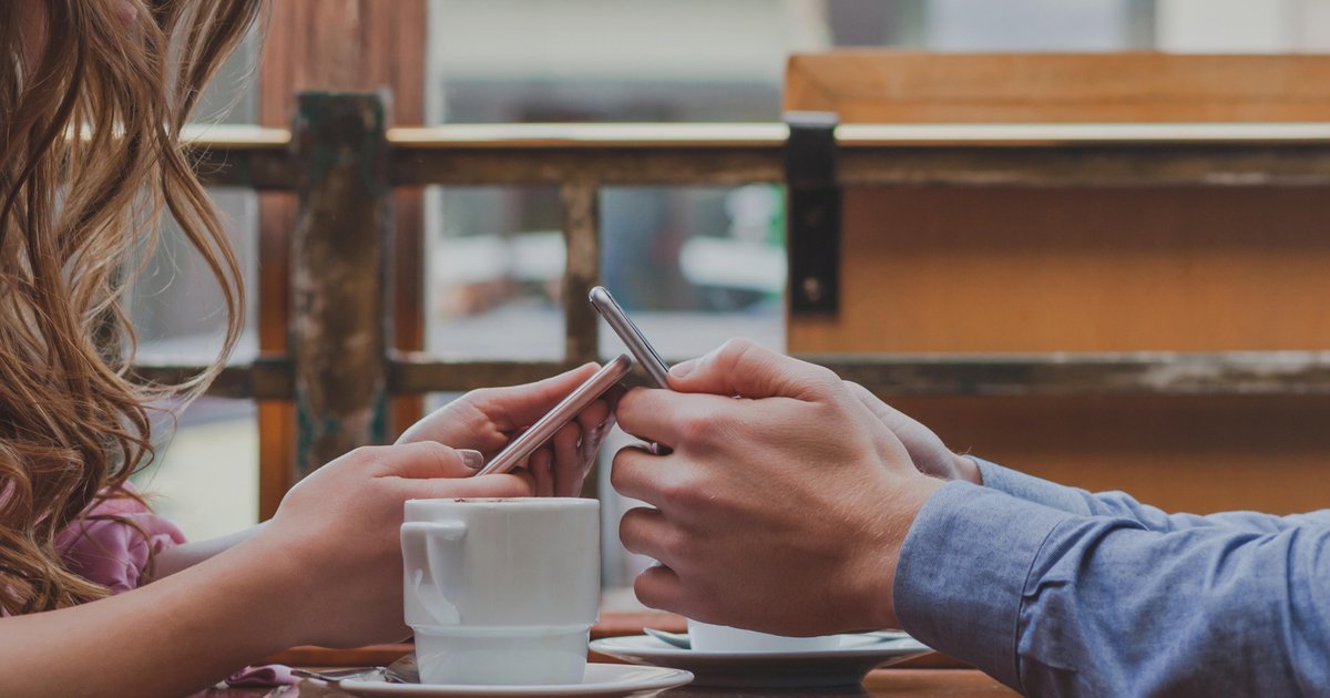 "Celular: A Terceira Presença que Ameaça Relacionamentos" Imagem ilustrativa de "Celular: A Terceira Presença que Ameaça Relacionamentos"