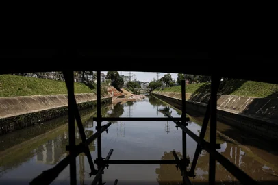 PORTO ALEGRE, RS, BRASIL, 13-11-2025: Ponte da Ramiro, junto a Avenida Ipiranga, passará por obra. Previsão de duração é de 4 a 6 mêses.  O secretário municipal de Obras e Infraestrutura de Porto Alegre, André Flores, visitou  a estrutura da ponte. Fotos: Duda Fortes/Agencia RBS<!-- NICAID(16166563) -->