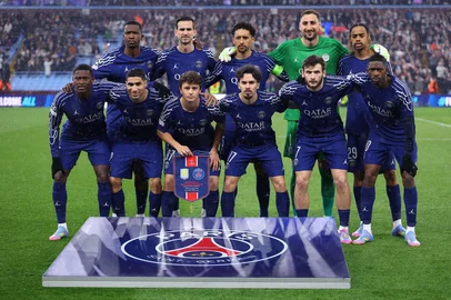 Paris Saint-Germain's Italian goalkeeper #01 Gianluigi Donnarumma (back row 2R), stands with Paris Saint-Germain's Moroccan defender #02 Achraf Hakimi, Paris Saint-Germain's Brazilian defender #05 Marquinhos, Paris Saint-Germain's Ecuadoran defender #51 Willian Pacho, Paris Saint-Germain's Portuguese defender #25 Nuno Mendes, Paris Saint-Germain's Portuguese midfielder #87 Joao Neves, Paris Saint-Germain's Portuguese midfielder #17 Vitinha, Paris Saint-Germain's Spanish midfielder #08 Fabian Ruiz, Paris Saint-Germain's Georgian forward #07 Khvicha Kvaratskhelia, Paris Saint-Germain's French forward #10 Ousmane Dembele and Paris Saint-Germain's French forward #29 Bradley Barcola  pose for a team photo ahead of the UEFA Champions League quarter-final second-leg football match between Aston Villa and Paris Saint-Germain at Villa Park in Birmingham, central England on April 15, 2025. (Photo by FRANCK FIFE / AFP)<!-- NICAID(16023283) -->