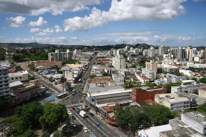 Jeff Botega / Agencia RBS Porto Alegre, RS, Brasil - Avenida Azenha sob análise: entre imóveis desocupados e comércio ativo, a via revela os impactos da saída do Estádio Olímpico e a resistência de bares, lojas e serviços impulsionados pelo fluxo constante de passageiros do transporte coletivo.<!-- NICAID(16207372) -->