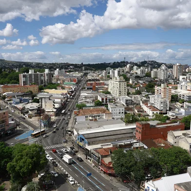 Porto Alegre, RS, Brasil - Avenida Azenha sob análise: entre imóveis desocupados e comércio ativo, a via revela os impactos da saída do Estádio Olímpico e a resistência de bares, lojas e serviços impulsionados pelo fluxo constante de passageiros do transporte coletivo.<!-- NICAID(16207372) -->
