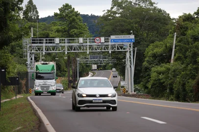 FARROUPILHA, RS, BRASIL, 24/01/2025. O governo do Estado lançou, neste mês, o processo de concessão do chamado Bloco 2 de rodovias gaúchas. O plano prevê o repasse à iniciativa privada de 414,91 quilômetros distribuídos por sete estradas. Ao todo, 32 municípios vão ser impactados e o principal objetivo é melhorar a trafegabilidade. Na foto, pórtico de free flow, da concessionária Caminhos da Serra Gaúcha (CSG), localizado no Km 45,5 (próximo da conhecida Curva da Morte), em Farroupilha. (Porthus Junior/Agência RBS)<!-- NICAID(15961128) -->