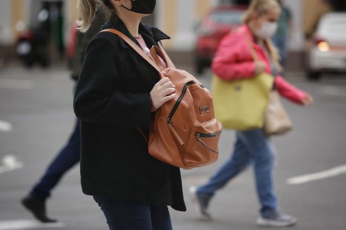 Levar bolsas e mochilas na parte da frente do corpo é uma das orientações de segurança