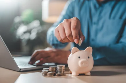 Reprodução / adobe.stock.com coin, investment, bank, finance, money, wealth, cash, currency, deposit, economy. save money, putting coins into piggy bank for account save money, business investment finance accounting concept.<!-- NICAID(16282524) -->