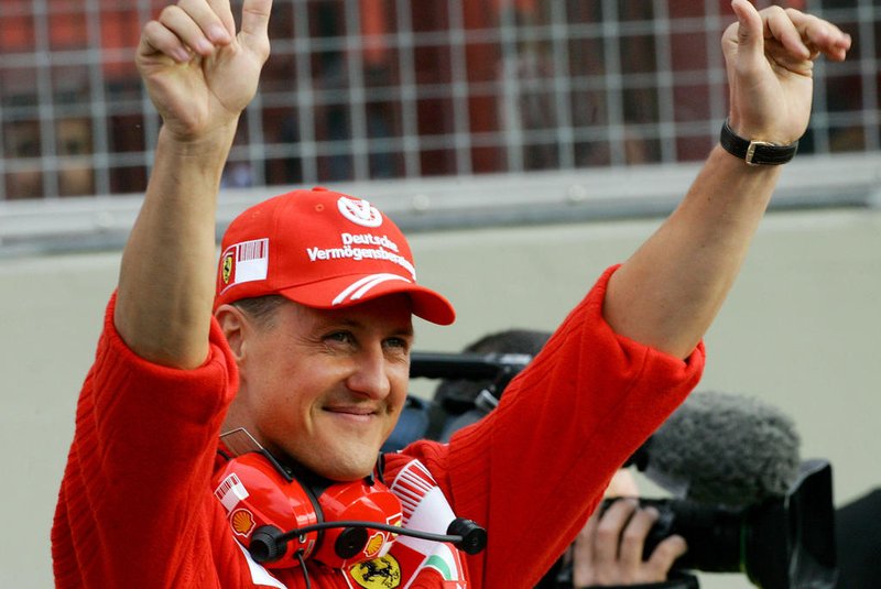 Former Ferrari driver Michael Schumacher waves to fans at the Mugello racetrack during the Ferrari Day event, 28 October 2007. The Ferrari team celebrates the victory in both the Constructors' and Drivers' 2007 championships in the company of Ferrari F1 drivers Kimi Raikkonen and Felipe Massa. AFP PHOTO / ANDREAS SOLARO (Photo by ANDREAS SOLARO / AFP)Editoria: SPOLocal: mugelloIndexador: ANDREAS SOLAROSecao: motor racingFonte: AFP<!-- NICAID(14277514) -->