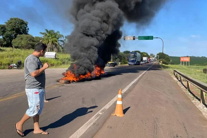 Protesto na BR-285 após morte de pai e filha em acidente<!-- NICAID(16217502) -->