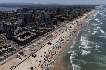 Tramandaí, RS, Brasil, 02-02-2025:  O casal formado por Javier conhecido  e Alejandra, partiram de Punta del Este em direção ao Alasca. Foto: Renan Mattos / Agência RBS<!-- NICAID(15967674) -->