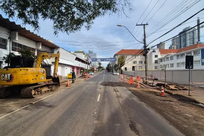 A Secretaria Municipal de Obras (SMO) de Caxias do Sul liberou para circulação de veículos o trecho da Rua Sinimbu, entre a Rua Angelina Michielon e a BR-116, foi liberado após concluir a recuperação provisória da pista.<!-- NICAID(16339037) -->