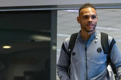 Com Braithwaite, Grêmio chega ao Paraguai para a estreia na Sul-Americana<!-- NICAID(16008275) -->