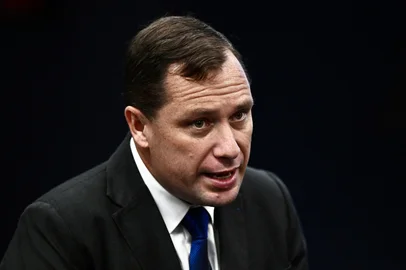 Brazil's Army Lieutenant Colonel Mauro Cid, aide-de-camp to former president Jair Bolsonaro, talks to his lawyers during a session of the Brazilian Supreme Court judging the participation of those accused of the attempted coup d'état in January 2023, in Brasilia, on June 10, 2025. Brazil's Jair Bolsonaro helped draft a plan to "redo the election" he narrowly lost in 2022, a co-accused testified in the former president's coup trial on Monday. Prosecutors accuse the 70-year-old far-right leader, who governed Brazil from 2019 to 2022, of having led a "criminal organization" plotting to wrest power from leftist election victor Luiz Inacio Lula da Silva. (Photo by EVARISTO SA / AFP)Editoria: POLLocal: BrasíliaIndexador: EVARISTO SASecao: coup d'etatFonte: AFPFotógrafo: STF<!-- NICAID(16056445) -->