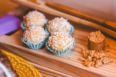 bolo de amendoim, quentão, brigadeiro de milho, cocada, arroz doce, destemperados, são joão<!-- NICAID(15462203) -->